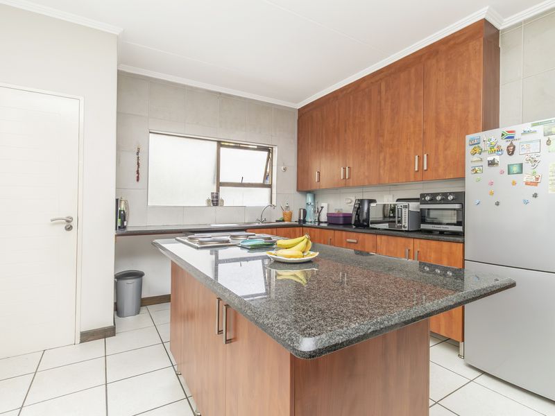 Modern Elegance in Central Sunninghill – Renovated 2-Bedroom Apartment - Photo 2