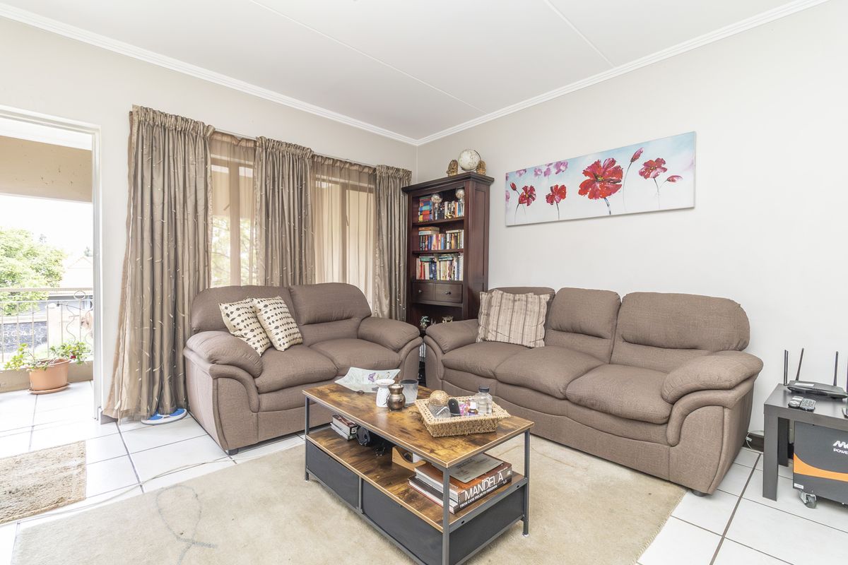 Modern Elegance in Central Sunninghill – Renovated 2-Bedroom Apartment - Photo 5