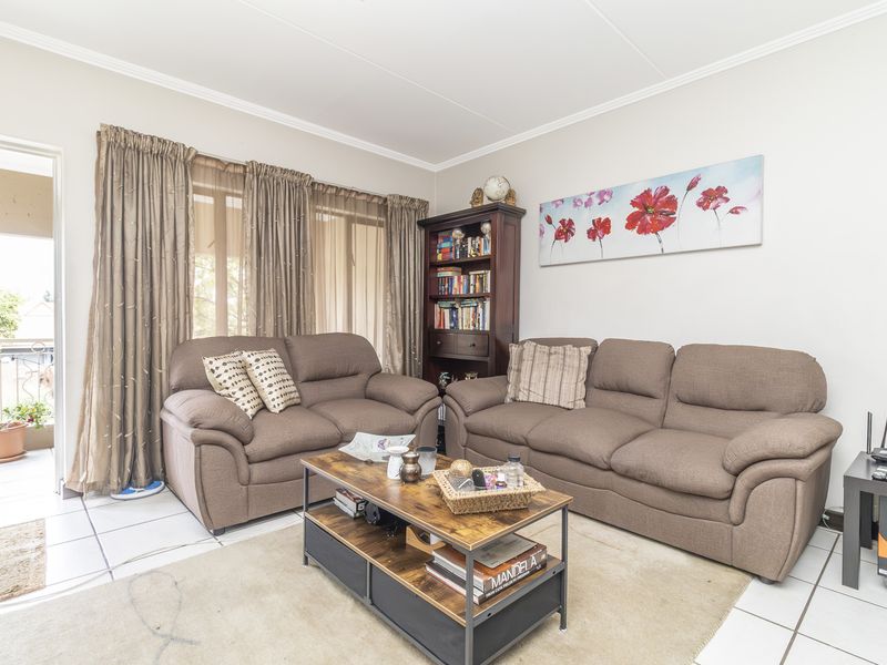 Modern Elegance in Central Sunninghill – Renovated 2-Bedroom Apartment - Photo 5