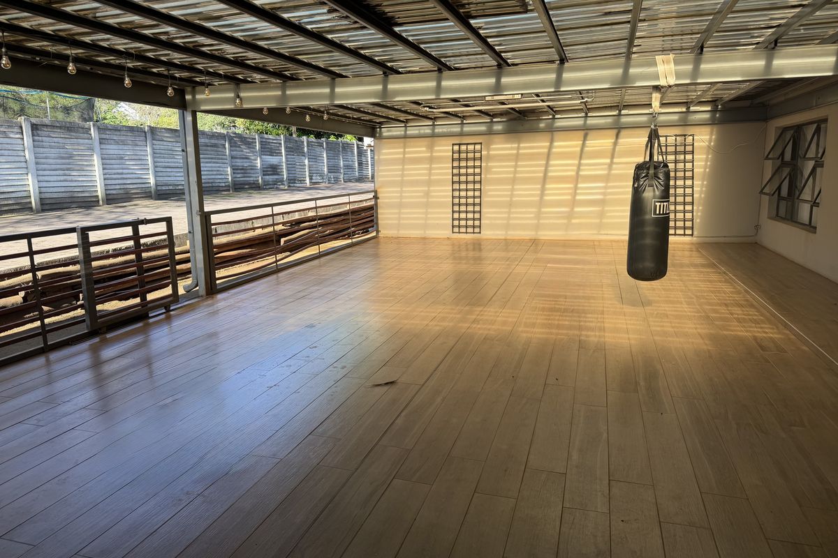 SOLE MANDATE: Gorgeous Contemporary Home for Sale in , Louis Trichardt. - Photo 2