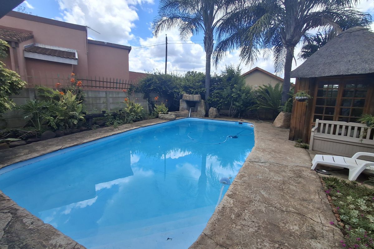 Unique Home with Private Jacuzzi, Pool and stunning Lapa - Photo 2