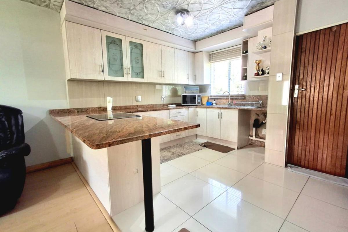 Luxurious 2-Bedroom Townhouse in a Prime Location - Photo 4