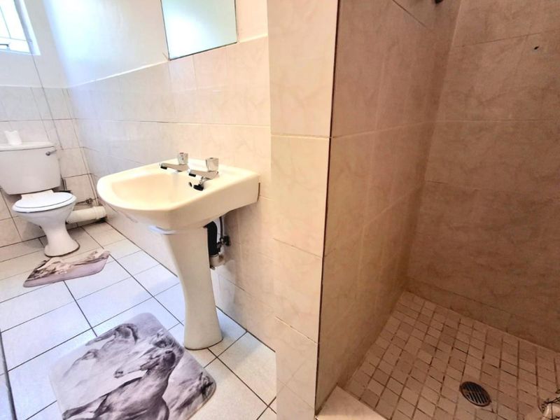 Luxurious 2-Bedroom Townhouse in a Prime Location - Photo 10