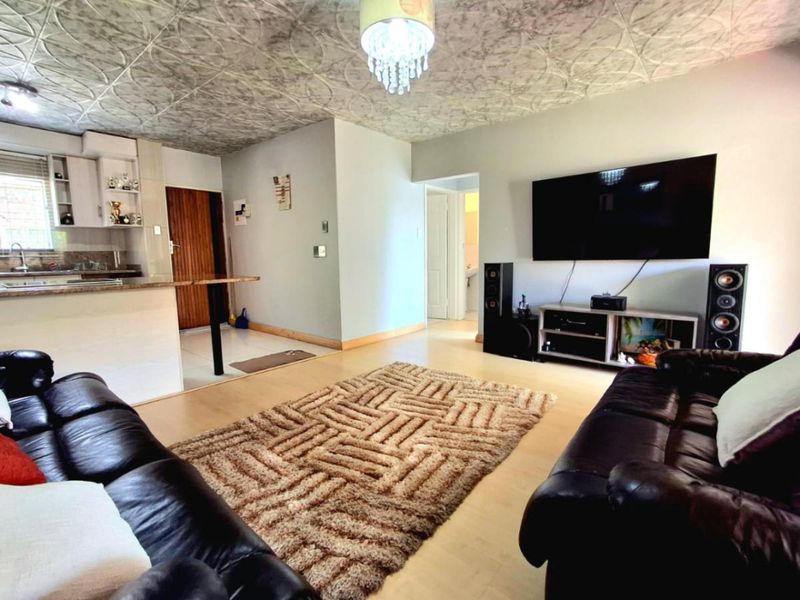 Luxurious 2-Bedroom Townhouse in a Prime Location - Photo 2