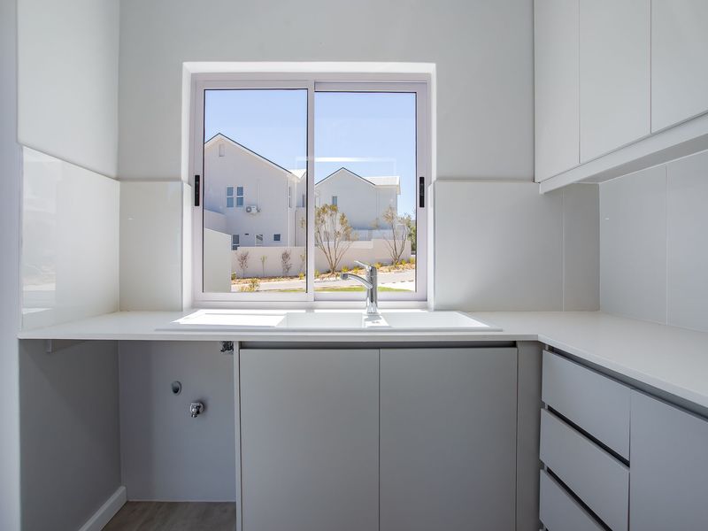 Modern double storey home with beautiful views in security estate - Photo 9