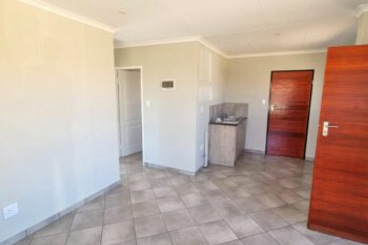 Charming 3-Bedroom Family Home for Sale in Eastview, Brakpan - Photo 4