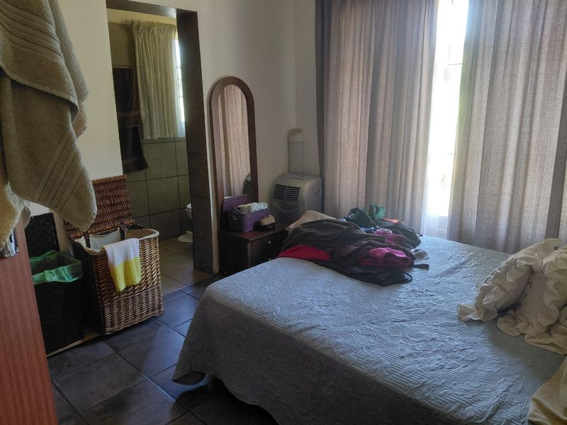 Spacious 3-Bedroom Family Home for Sale in Burgersdorp – Space, Comfort & Off-the-Grid Living - Photo 6