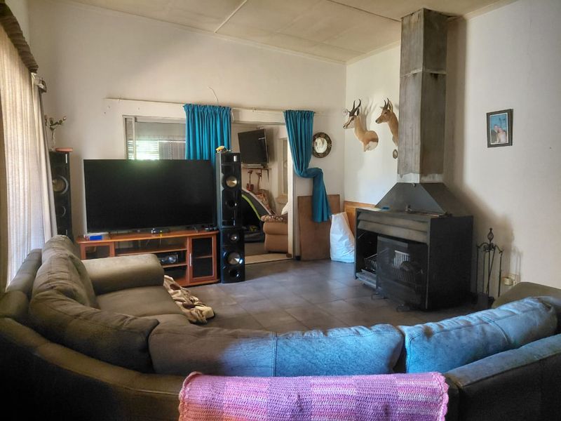Spacious 3-Bedroom Family Home for Sale in Burgersdorp – Space, Comfort & Off-the-Grid Living - Photo 2