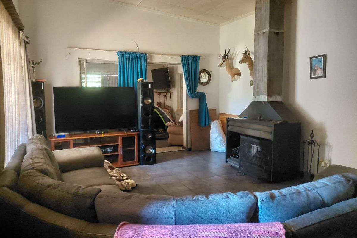 Spacious 3-Bedroom Family Home for Sale in Burgersdorp – Space, Comfort & Off-the-Grid Living - Photo 2