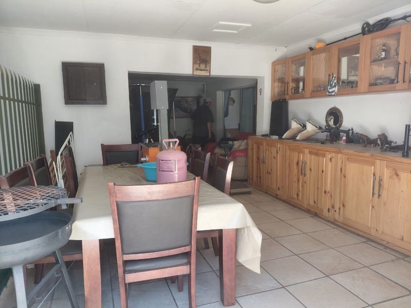 Spacious 3-Bedroom Family Home for Sale in Burgersdorp – Space, Comfort & Off-the-Grid Living - Photo 4