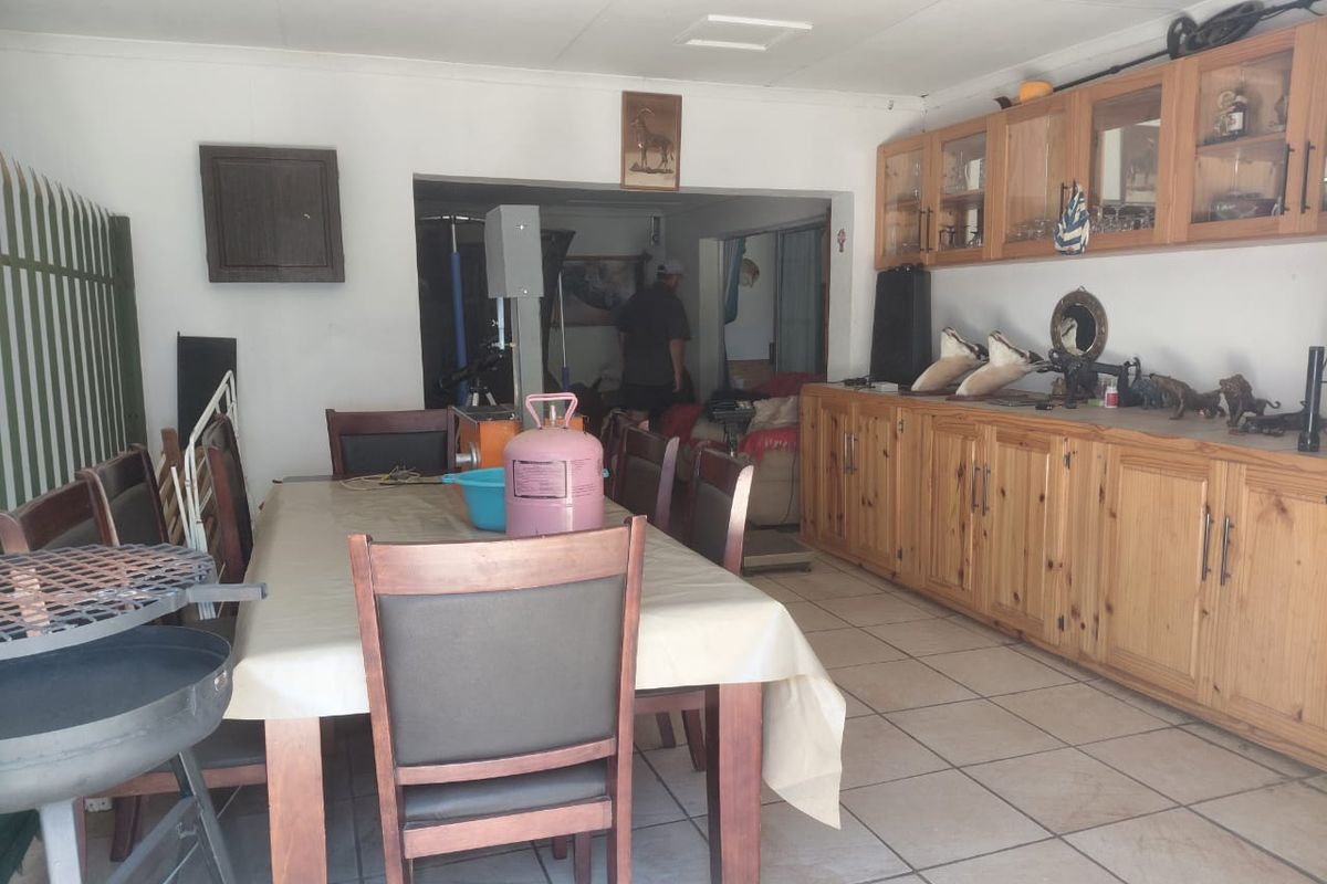 Spacious 3-Bedroom Family Home for Sale in Burgersdorp – Space, Comfort & Off-the-Grid Living - Photo 4