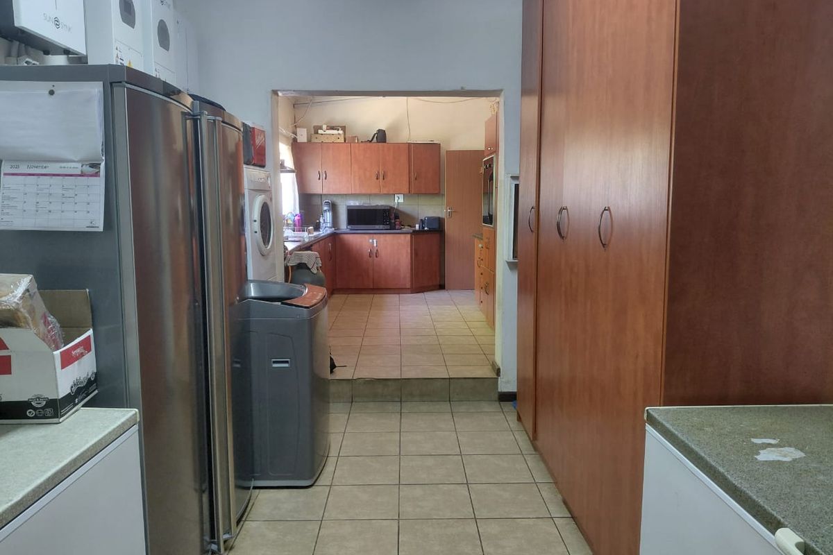 Spacious 3-Bedroom Family Home for Sale in Burgersdorp – Space, Comfort & Off-the-Grid Living - Photo 5