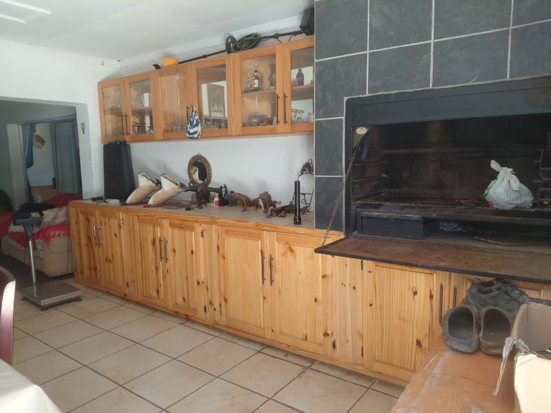 Spacious 3-Bedroom Family Home for Sale in Burgersdorp – Space, Comfort & Off-the-Grid Living - Photo 3
