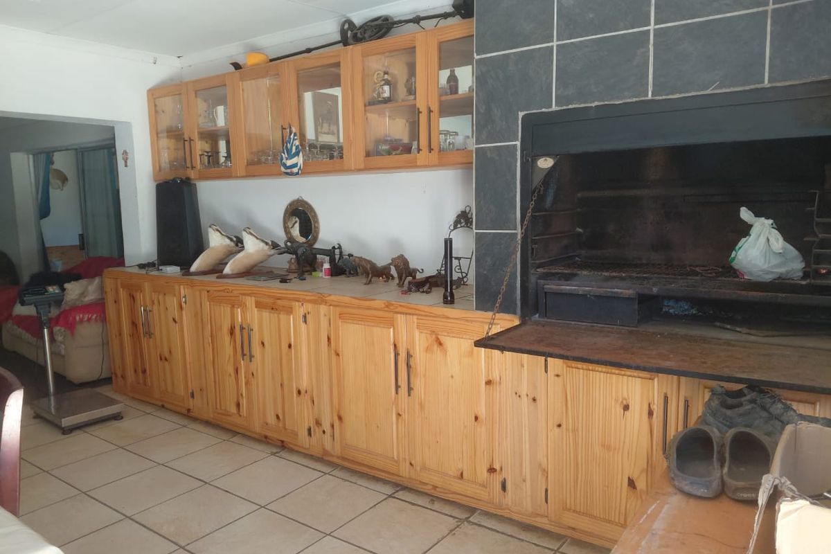 Spacious 3-Bedroom Family Home for Sale in Burgersdorp – Space, Comfort & Off-the-Grid Living - Photo 3