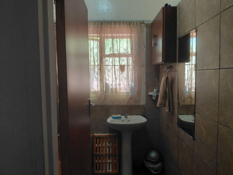 Spacious 3-Bedroom Family Home for Sale in Burgersdorp – Space, Comfort & Off-the-Grid Living - Photo 9