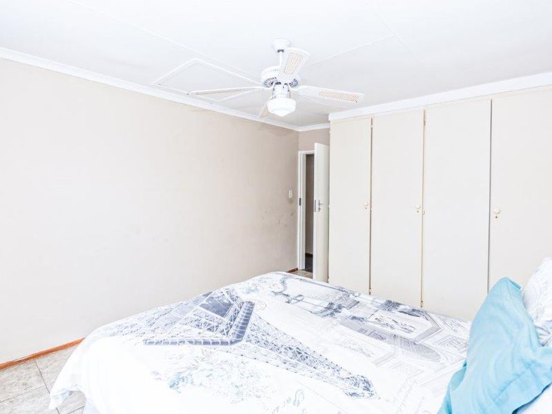 Spacious, Modern and Secure 2 Bedroom Apartment - Photo 4