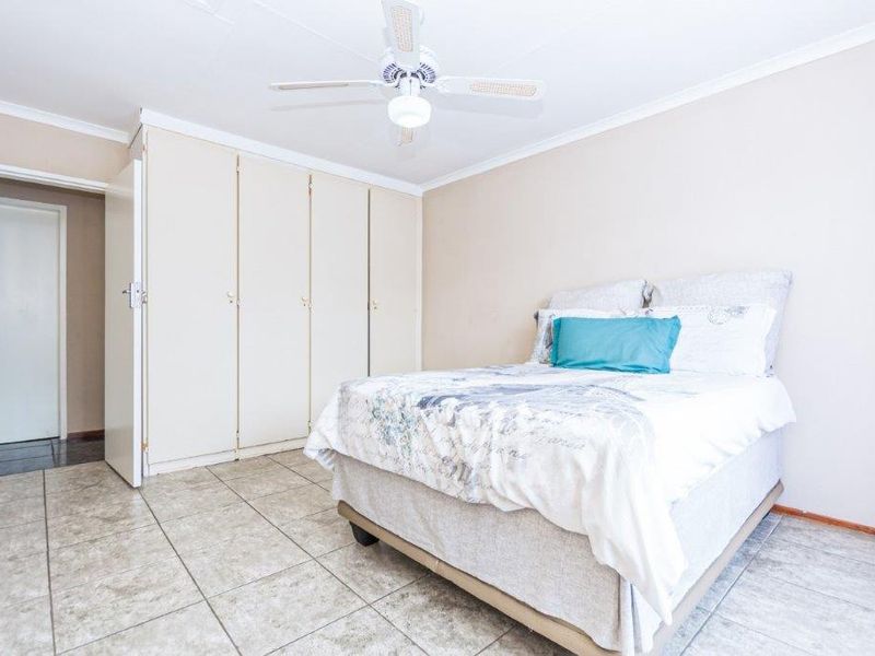 Spacious, Modern and Secure 2 Bedroom Apartment - Photo 5