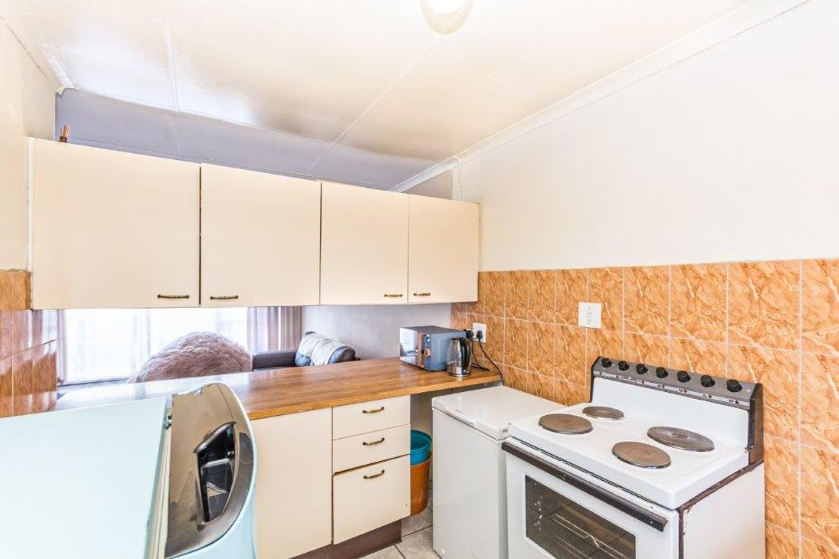 Spacious, Modern and Secure 2 Bedroom Apartment - Photo 2