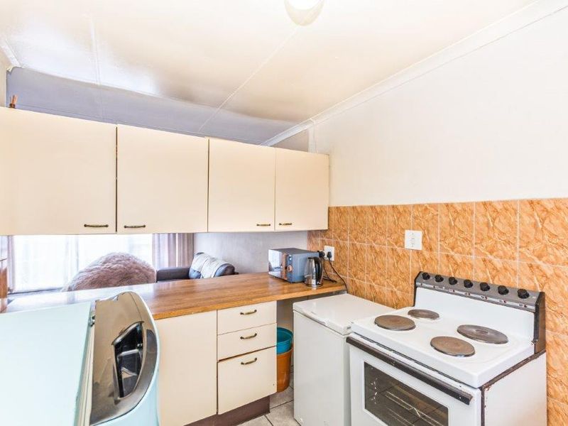 Spacious, Modern and Secure 2 Bedroom Apartment - Photo 2