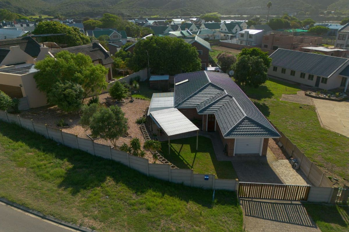 Family home in sought after Stilbaai going on auction. - Photo 2