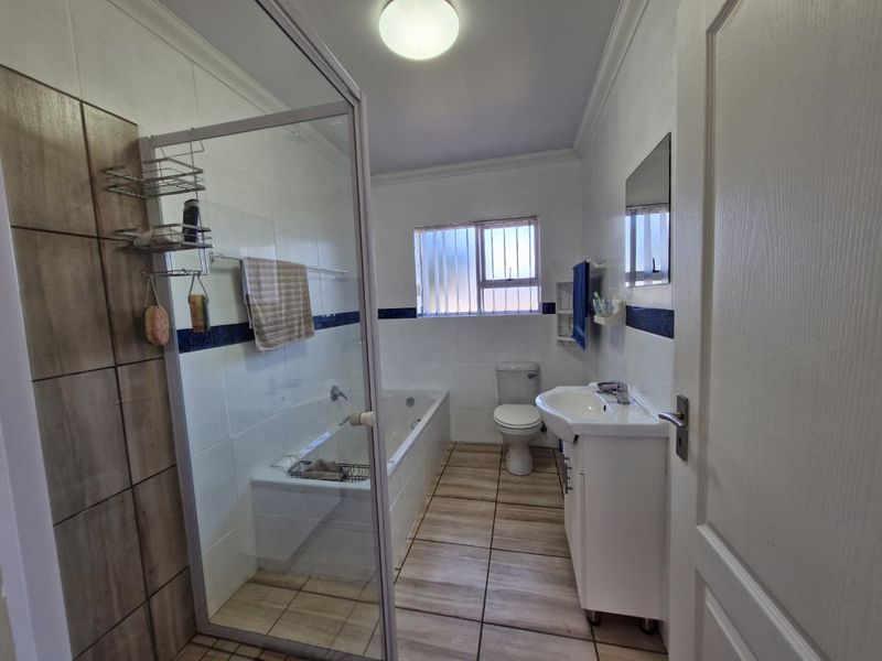 Family home in sought after Stilbaai going on auction. - Photo 10