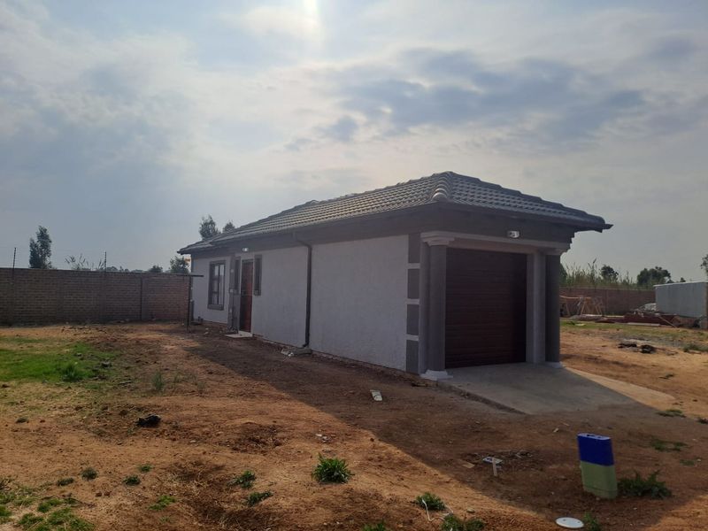 Charming 3-Bedroom Home with Single Garage in Eastview, Brakpan - Photo 3