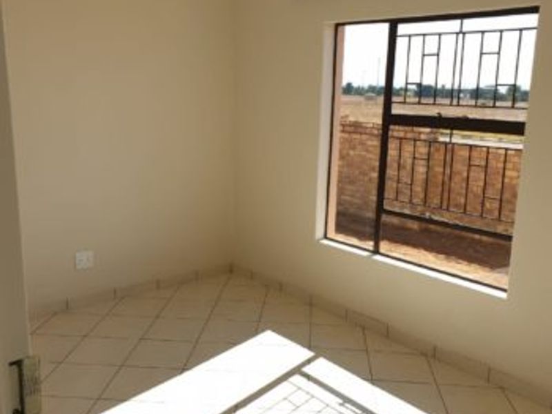 Charming 3-Bedroom Home with Single Garage in Eastview, Brakpan - Photo 8