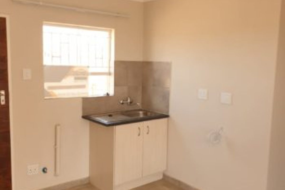 Charming 3-Bedroom Home with Single Garage in Eastview, Brakpan - Photo 5