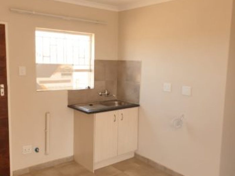 Charming 3-Bedroom Home with Single Garage in Eastview, Brakpan - Photo 5