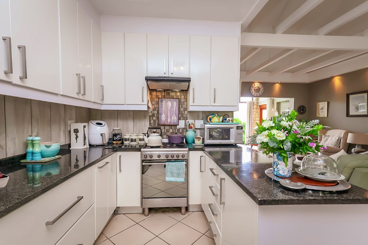 Charming Renovated Home with Private Garden and Seamless Indoor-Outdoor Living - Photo 3