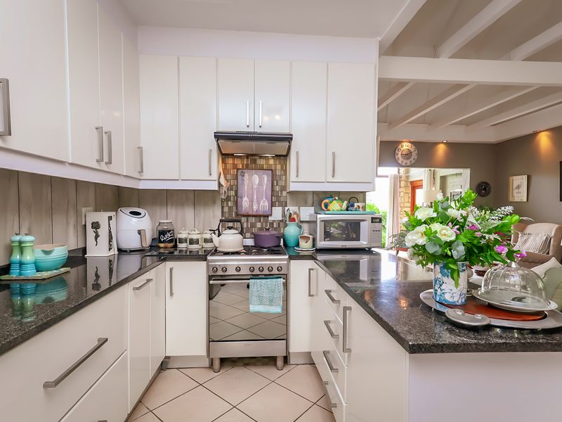 Charming Renovated Home with Private Garden and Seamless Indoor-Outdoor Living - Photo 3