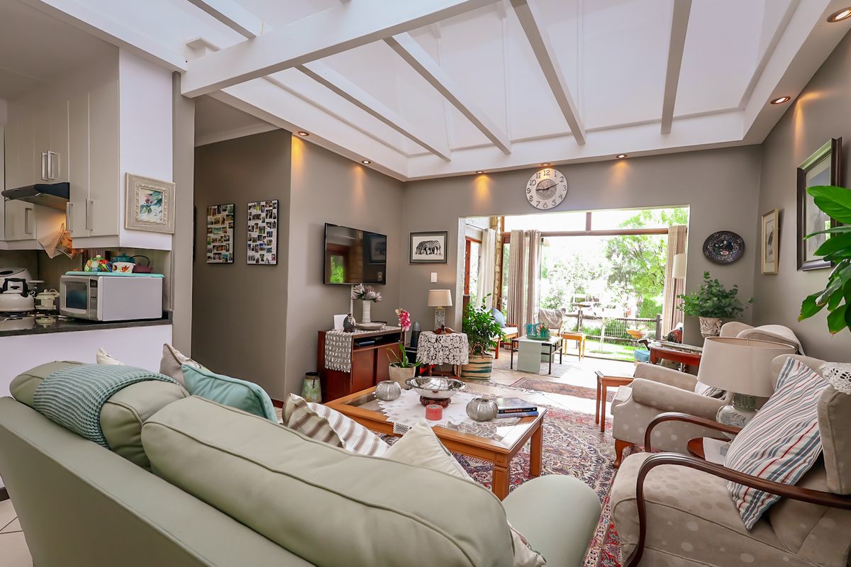 Charming Renovated Home with Private Garden and Seamless Indoor-Outdoor Living - Photo 5