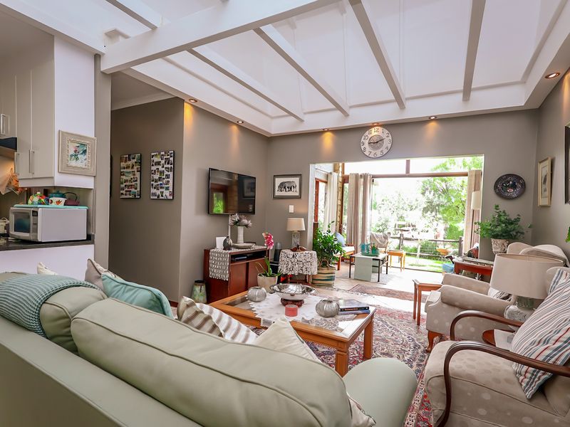 Charming Renovated Home with Private Garden and Seamless Indoor-Outdoor Living - Photo 5