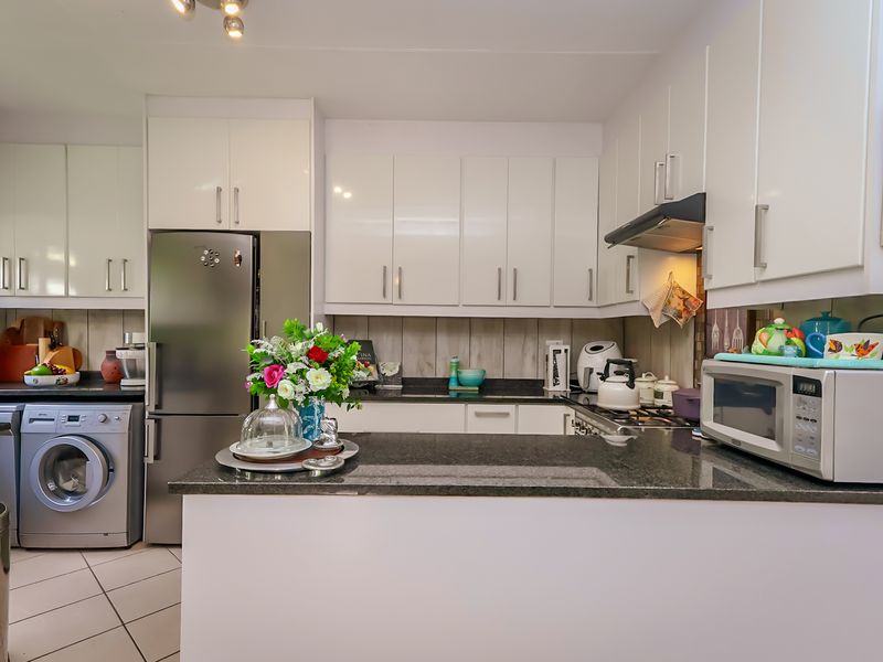 Charming Renovated Home with Private Garden and Seamless Indoor-Outdoor Living - Photo 10