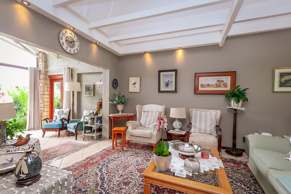 Charming Renovated Home with Private Garden and Seamless Indoor-Outdoor Living - Photo 4