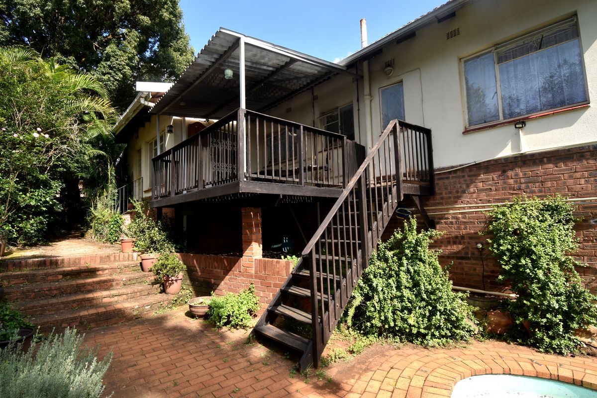 Family Home in Quiet side Road - Photo 4