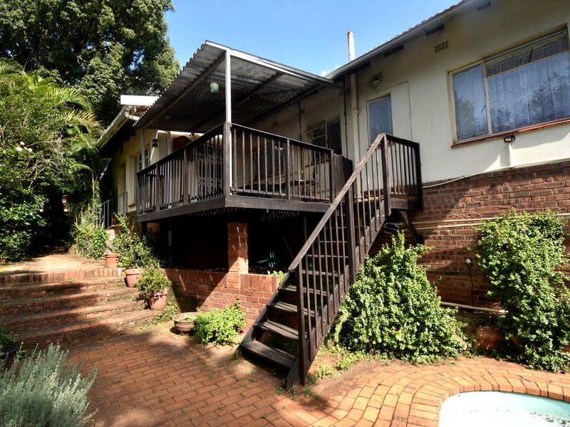 Family Home in Quiet side Road - Photo 4