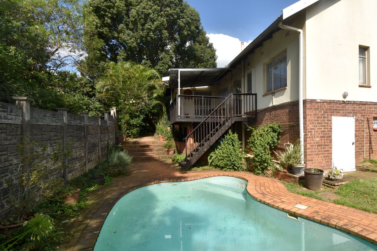 Family Home in Quiet side Road - Photo 2