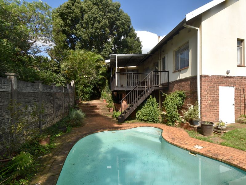 Family Home in Quiet side Road - Photo 2