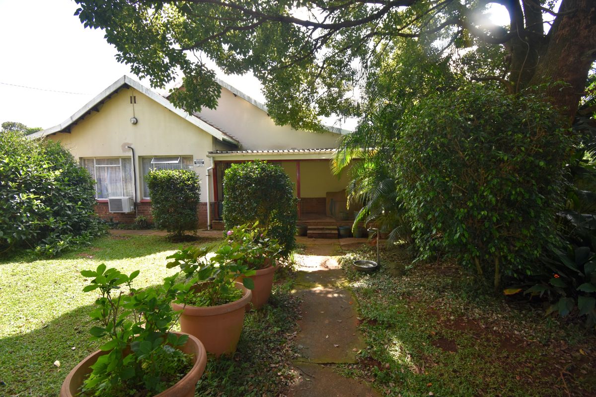Family Home in Quiet side Road - Photo 2