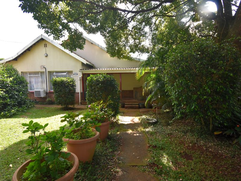 Family Home in Quiet side Road - Photo 2