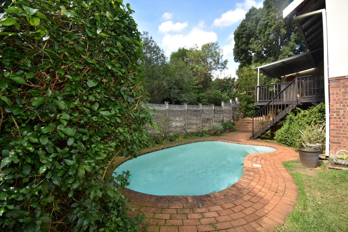 Family Home in Quiet side Road - Photo 5