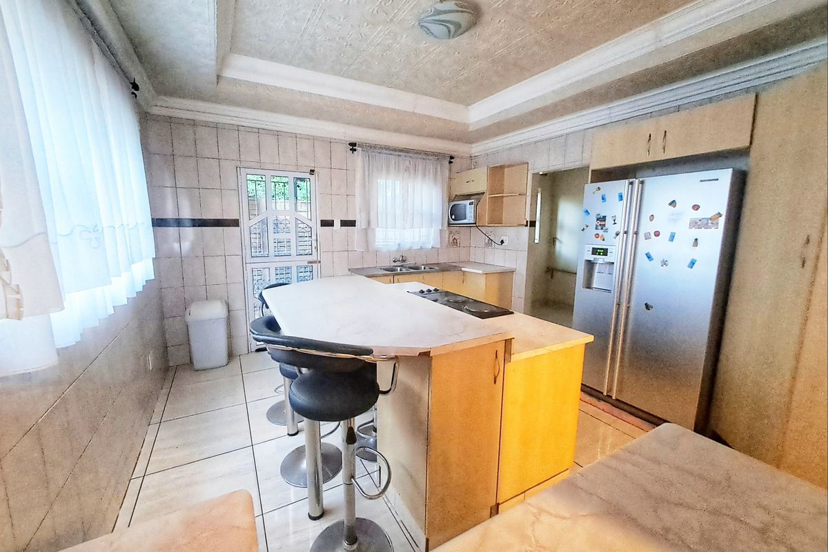 Four bedroom family home - Photo 5