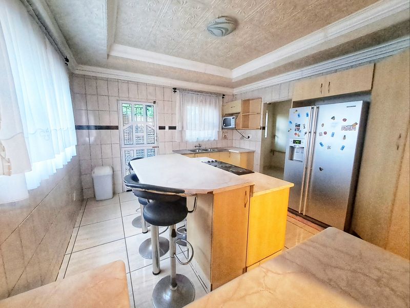 Four bedroom family home - Photo 5