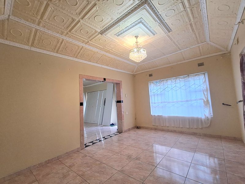 Four bedroom family home - Photo 3