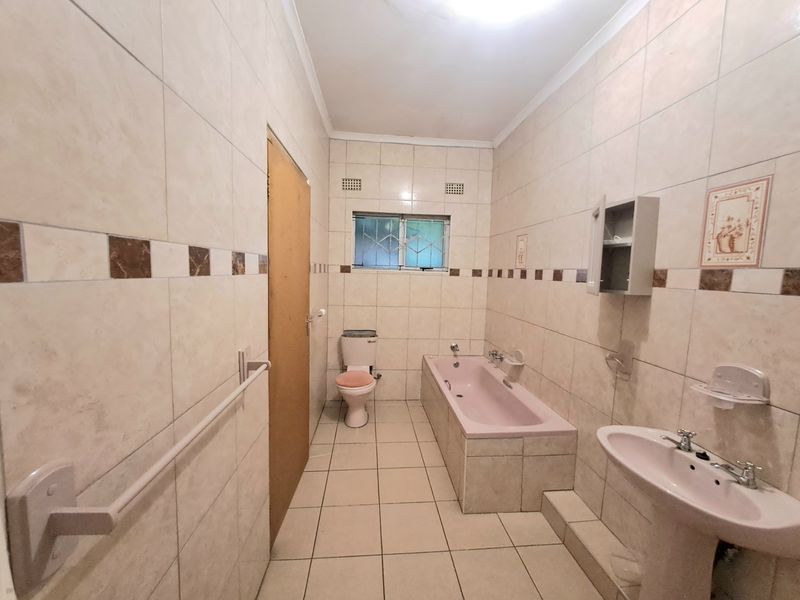 Four bedroom family home - Photo 10