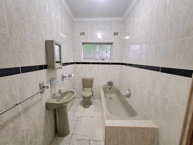 Four bedroom family home - Photo 8