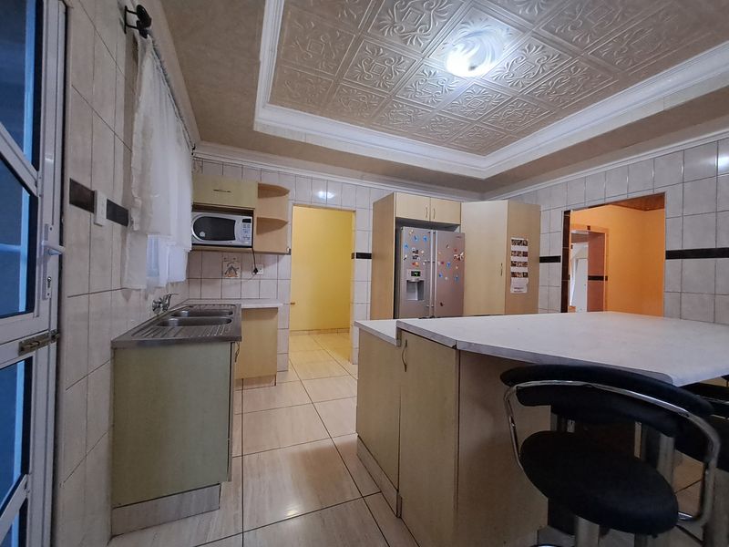 Four bedroom family home - Photo 7