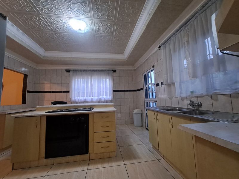 Four bedroom family home - Photo 6