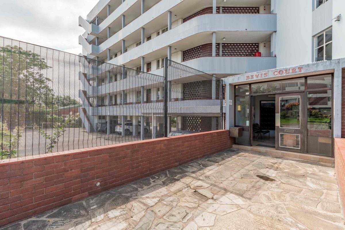 " Corner 2 Bed In Hot Demand Apartment Block - Water Included In Levy " - Photo 2